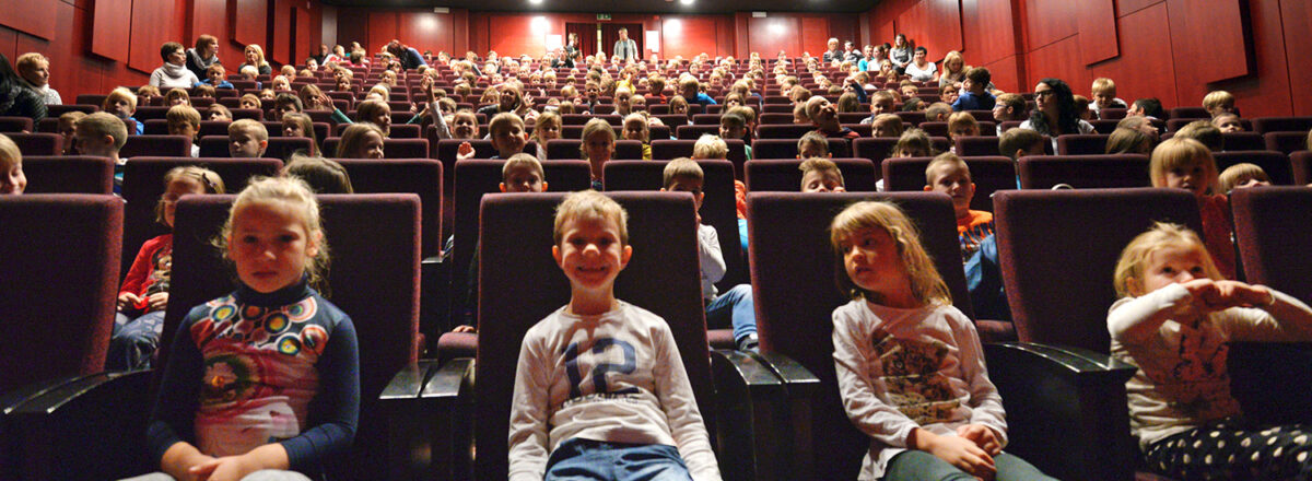Otroci v dvorani Gledalisca Koper