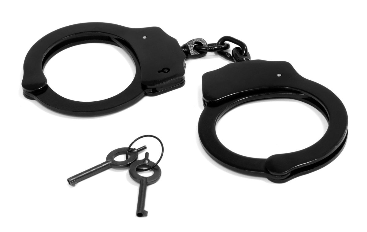 handcuffs 2202224 1920