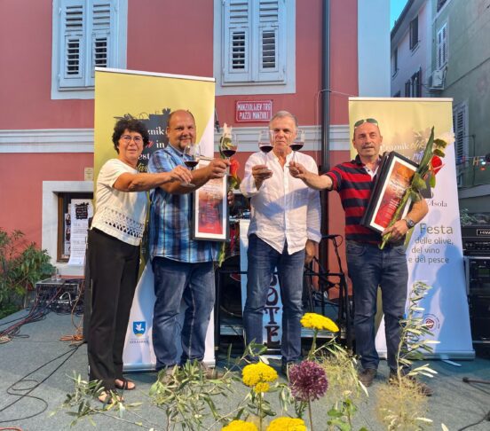 Zupanovo vino 2022 Obcina Izola scaled