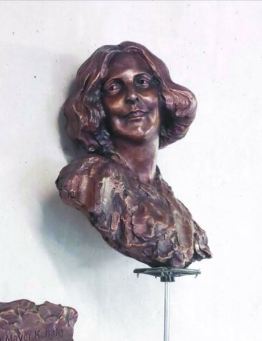 Prečudovit Denisov kip Ane Mayer Kansky v bronu.