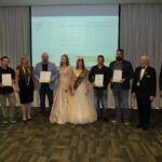 Znani zmagovalci Festivala Malvazija 2 Zmagovalci ocenjevanja z oupanom Obƒine Piran Andrejem Koreniko predsednico DVSI Ingrid Mahniƒ predsednikom druthtva Sommelier Slovenije Ivanom Pertholjo Foto Janez Koƒar