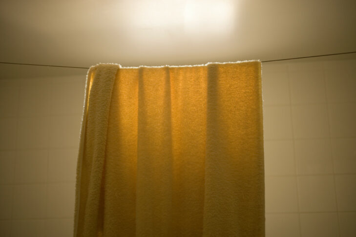 Uporaba mokre rjuhe brisace kot zavese