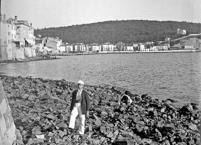 Piran je do 30. let prejšnjega stoletja ob oseki izgledal, kakor kaže dobro stoletje stara fotografija. Ali je danes morje res nevarno višje?