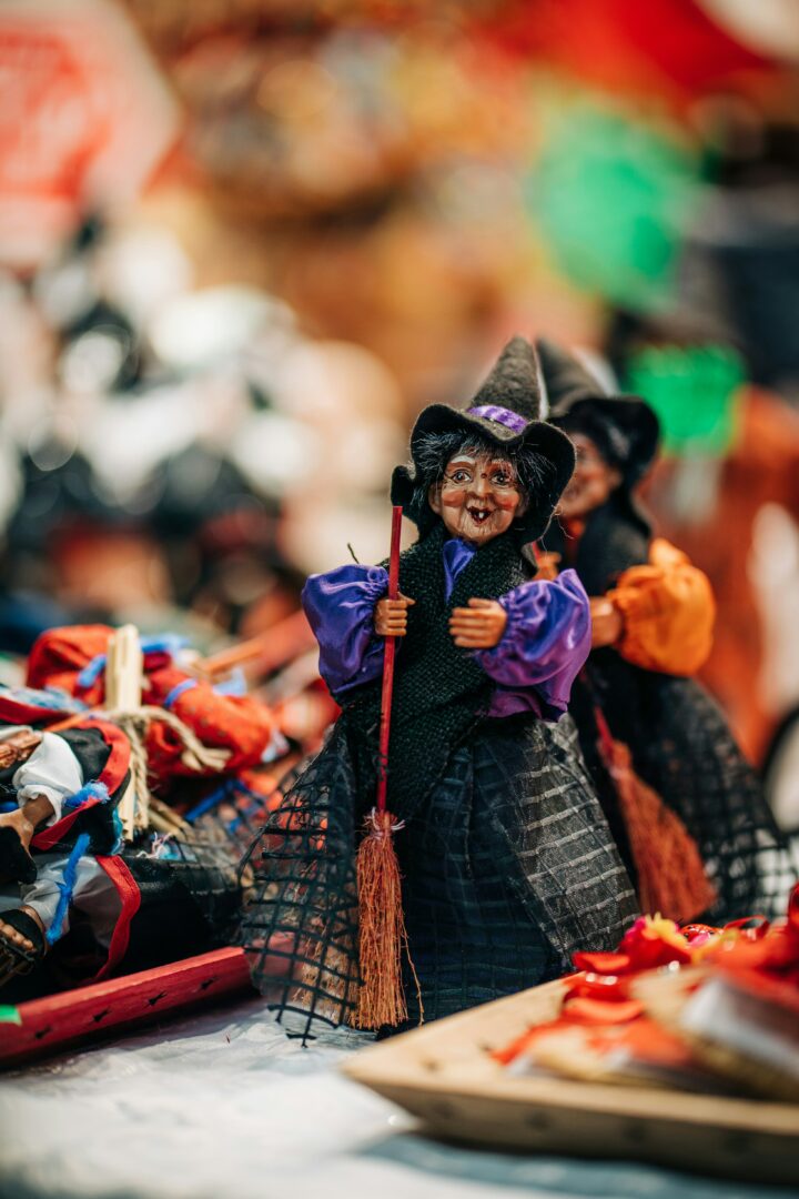 Čarovnice v kostumu z metlo v roki.