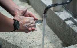 Umivanje rok z milom pod tekočo vodo.