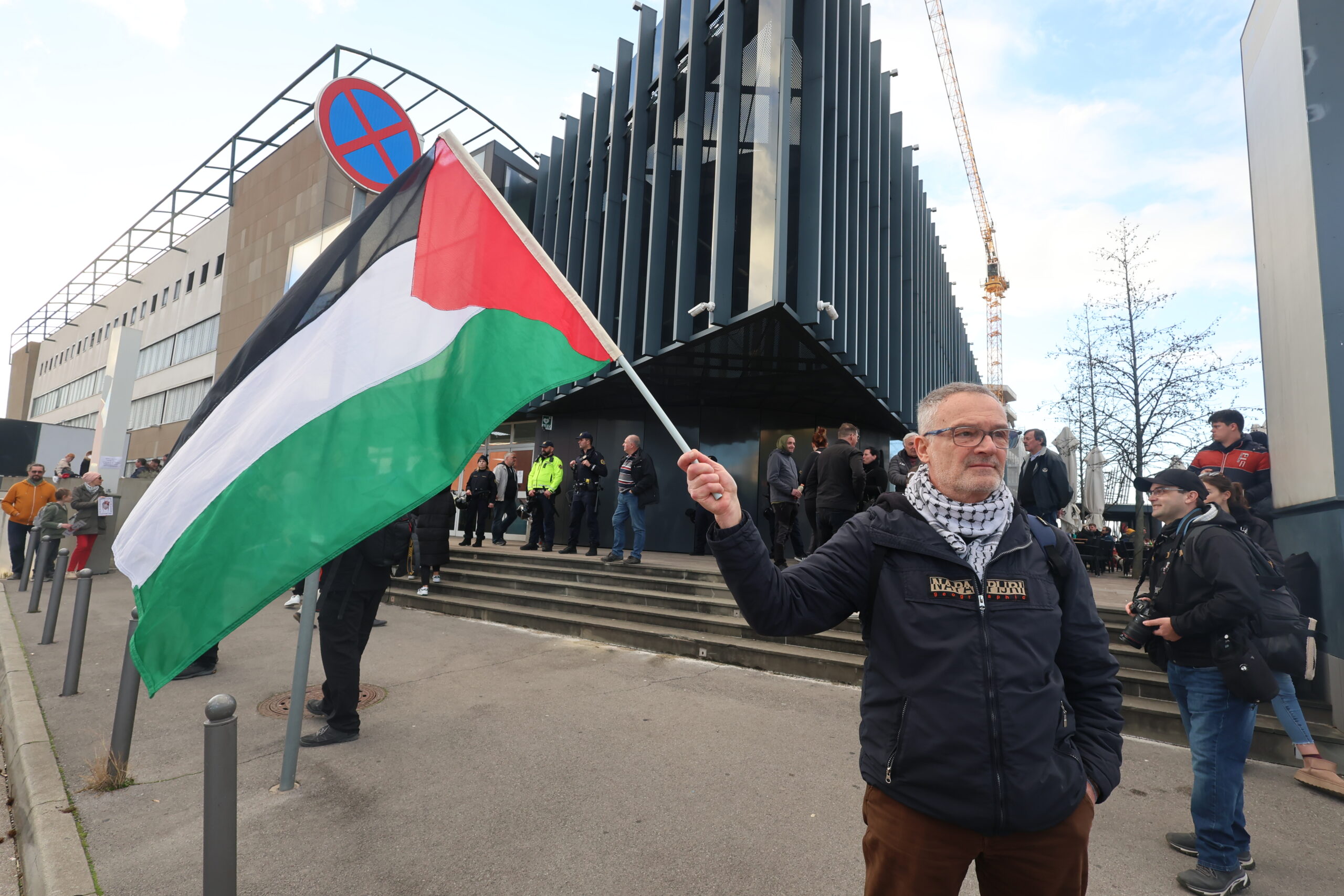 protest za Palestino pred Areno Bonifika