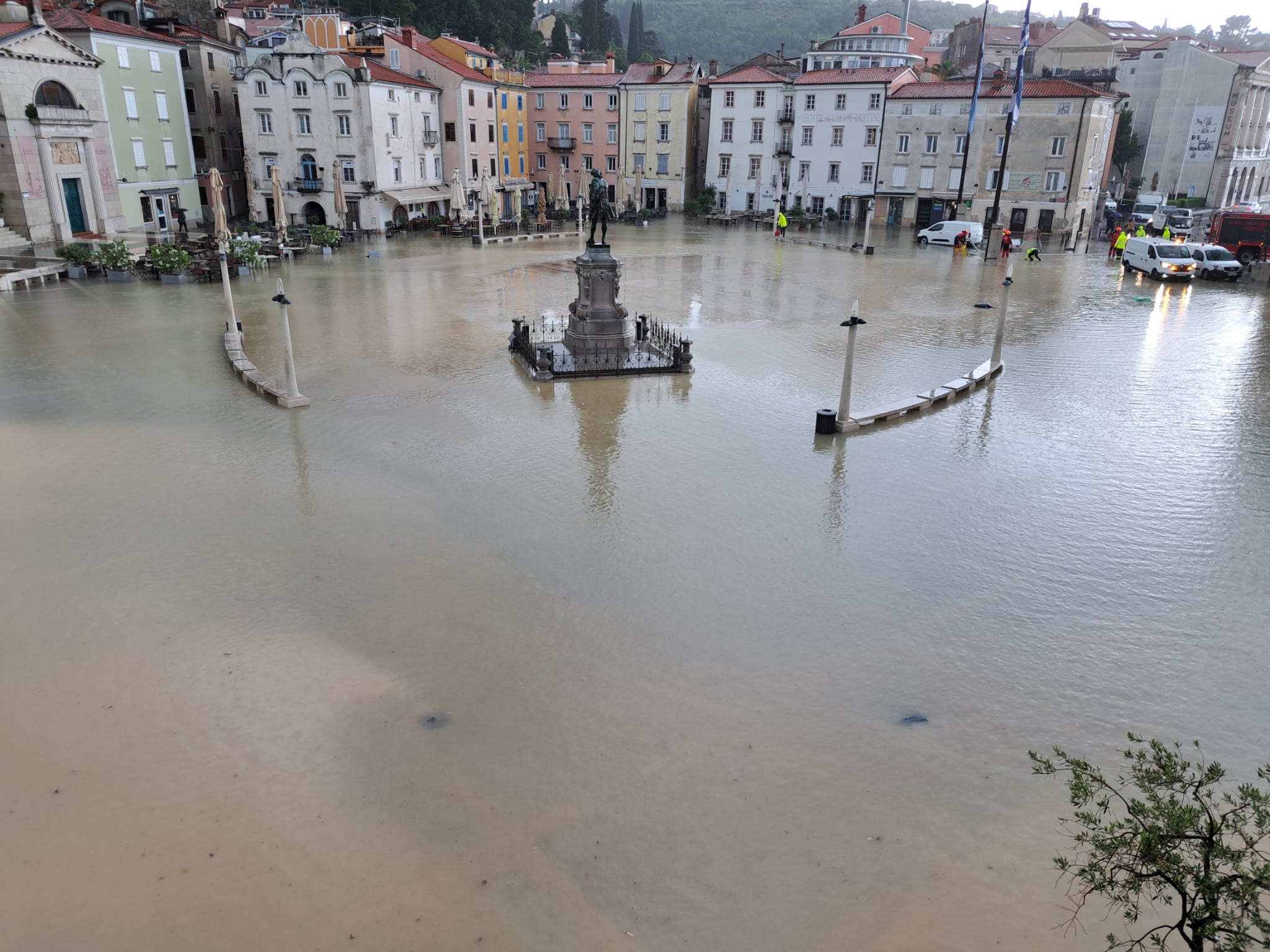 tartinijev trg padavine dež