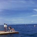 Tekmovanje na razburkanem morju (FOTOGALERIJA) 6 ljudje na pomolu gledajo tekmovalce na supu