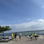 Tekmovanje na razburkanem morju (FOTOGALERIJA) 3 tekmovalci se ogrevajo pred tekmo na obali