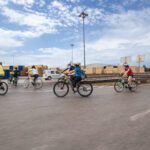 kolesarji se vozijo po Luki Koper