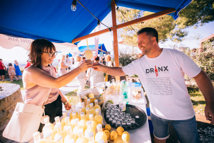 Altroke Istra Gourmet Festival, ženska in moški nazdravljata