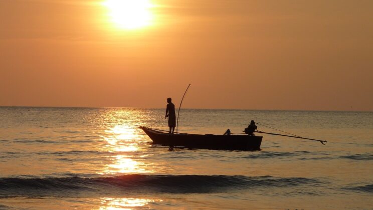 ribič lovi ribe na čolnu