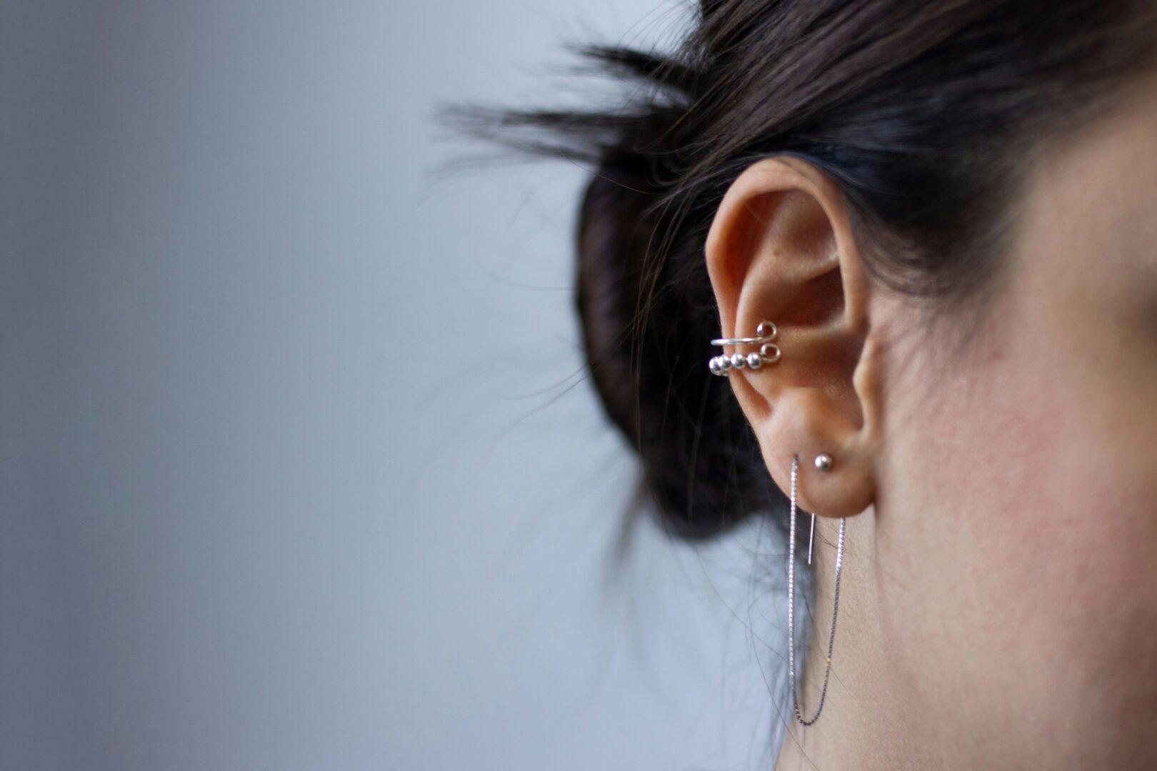 žensko uho z uhani