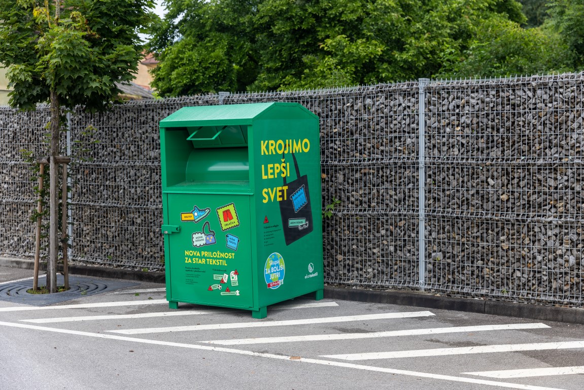 Podjetje Spar zeli s postavitvijo zabojnikov za rabljen tekstil prispevati k zmanjsanju ogljicnega odtisa ter sodelovati v kroznem gospodarstvu