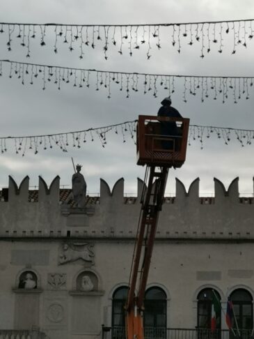 lučke praznične lučke že postavljajo v kopru advent tiov trg