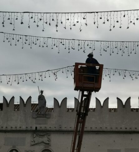 lučke praznične lučke že postavljajo v kopru advent tiov trg