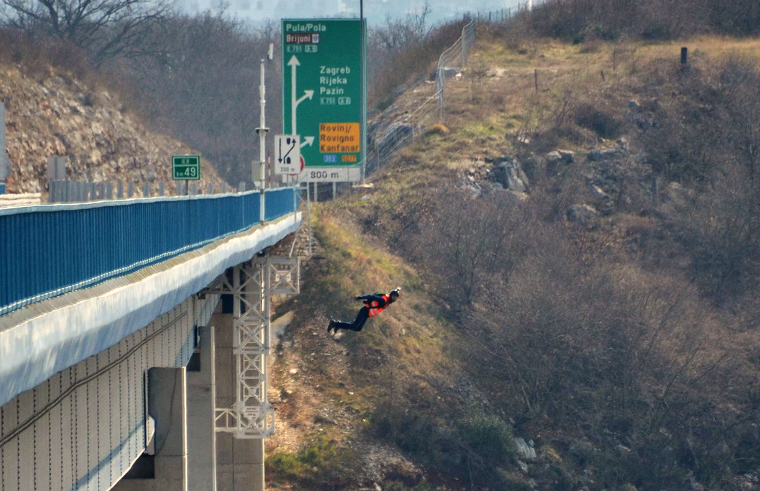 Skok z viadutka