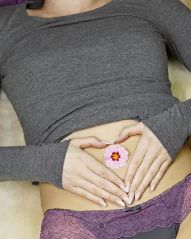 ginekolog menstruacija trebuh siva majica ženska telo