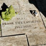 Video/foto: Pionirka perfomansa Marina Abramovič na piranskem pokopališču: Na grob Ulaya položila rdečo vrtnico 7 Marina Abramovič Piran