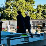 Video/foto: Pionirka perfomansa Marina Abramovič na piranskem pokopališču: Na grob Ulaya položila rdečo vrtnico 6 Marina Abramovič Piran