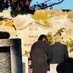 Video/foto: Pionirka perfomansa Marina Abramovič na piranskem pokopališču: Na grob Ulaya položila rdečo vrtnico 5 Marina Abramovič Piran