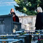 Video/foto: Pionirka perfomansa Marina Abramovič na piranskem pokopališču: Na grob Ulaya položila rdečo vrtnico 4 Marina Abramovič Piran