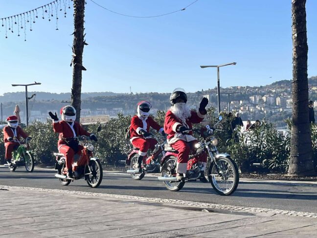 Božički tradicionalna vožnja mopedi tomos koper