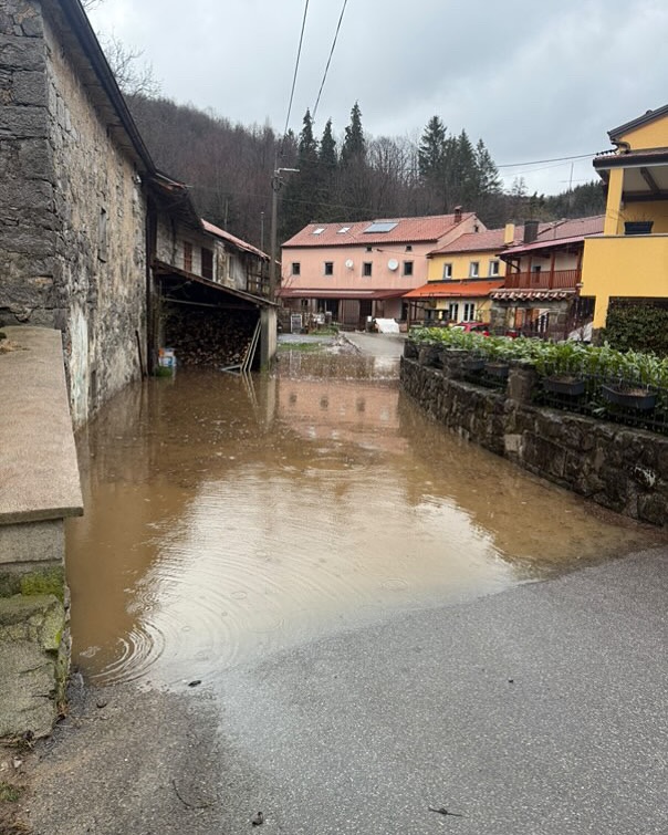 voda neurje poplave v hotični pgd materija