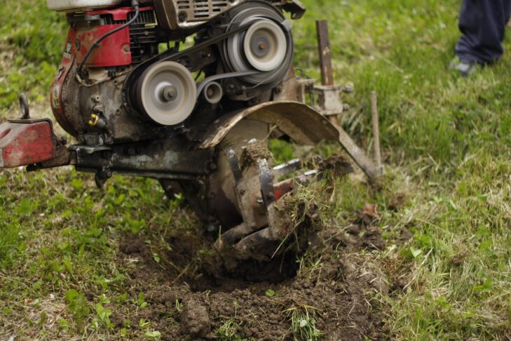 kronika kosilnica Ukradli motokultivator, kosilnico, pa tudi ribiško palico v slovenski Istri