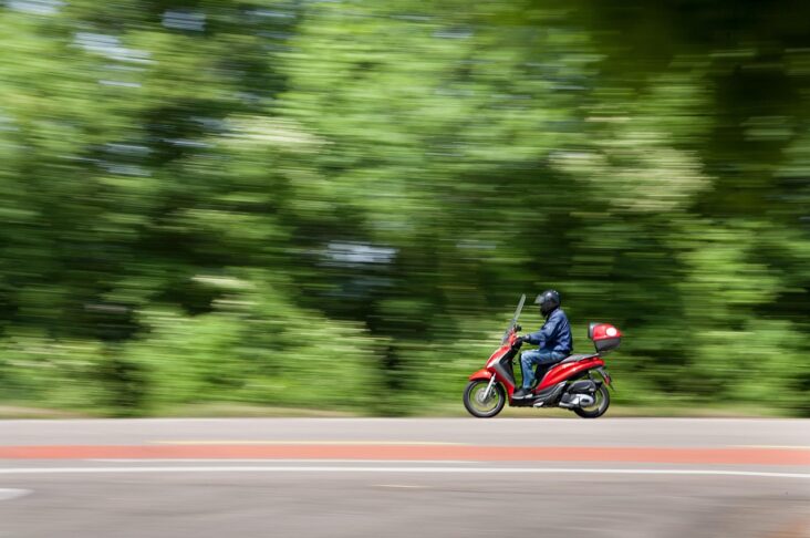 mladoletnik na mopedu trcil v policjo koper kronik moped