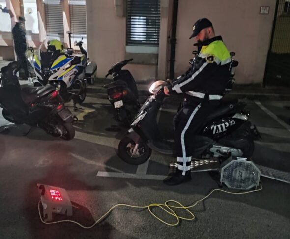 mopedi mladostniki na predelanih mopedih