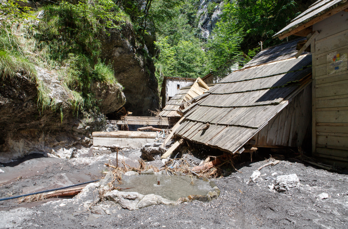 Uničeni baraki rentgena in kuhinje Partizanske bolnice Franja (Fototeka Mestnega muzeja Idrija, foto: Bojan Tavčar, posneto po povodnji: 14. 7. 2025).