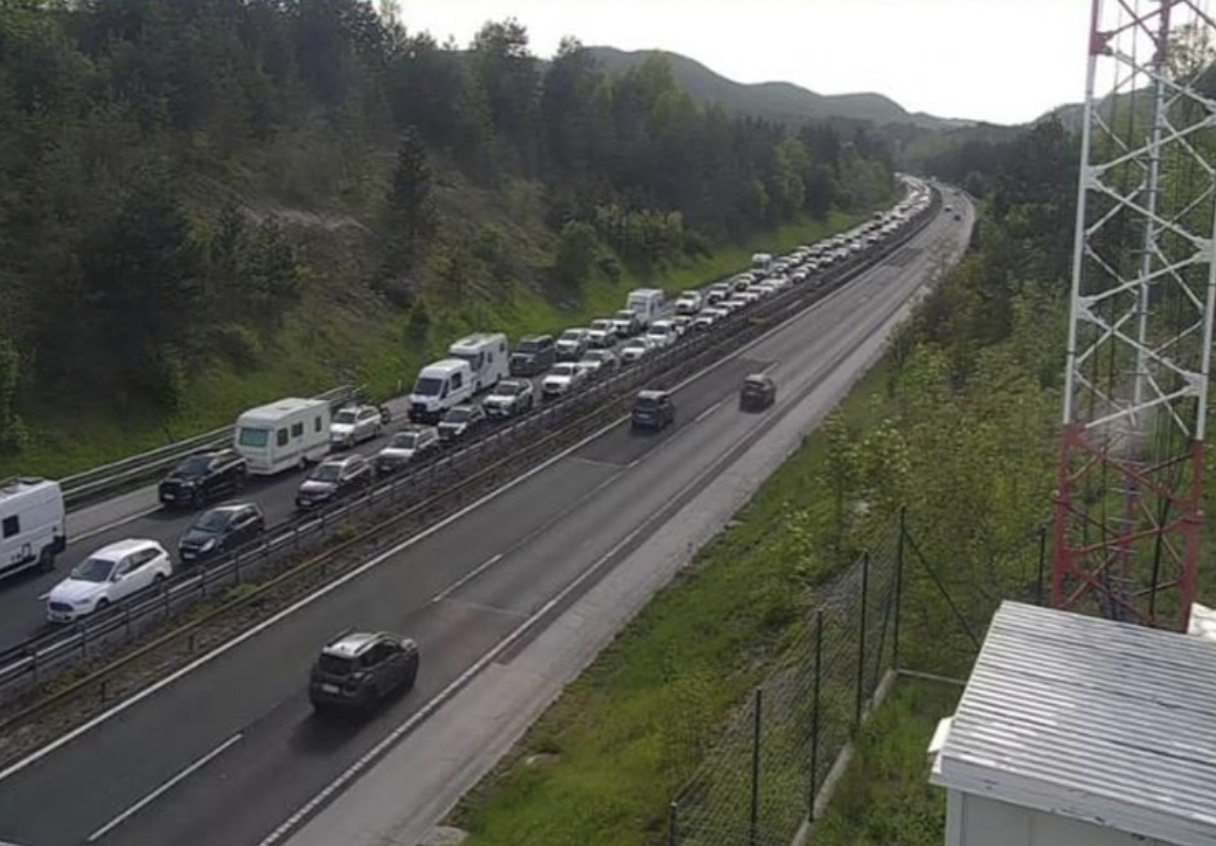 kolona na avtocesti dolga 47 kilometrov, nedelja gneca