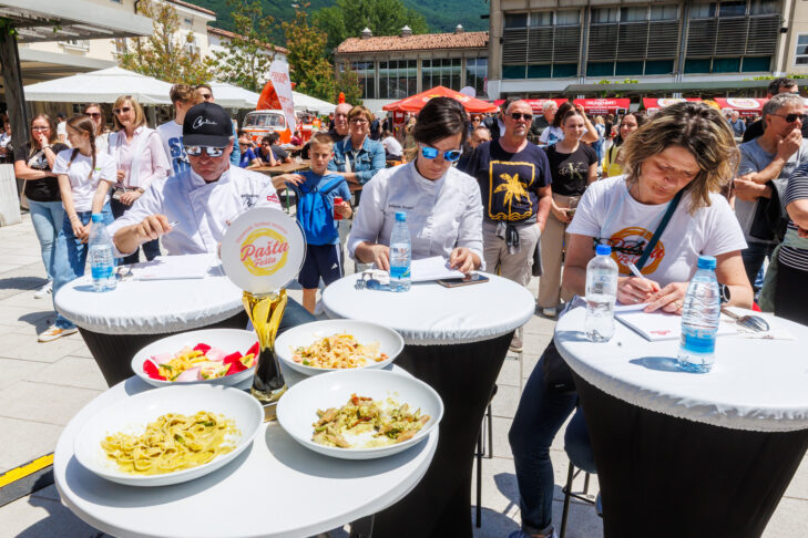 MLINOCHEF #4: Pomladni šparglji navdušili, zmagovalni pokal letos v roke Pat in Mat iz Marezig 4 šparglji