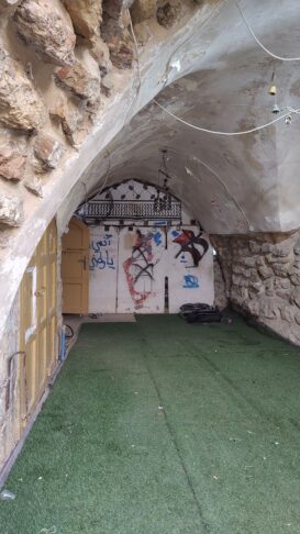 Emmaneule Pizzolo: Pripoved iz Palestine 8 Gates in Hebron to deny Palestinians go in Shuhada street one of Hebrons principal street