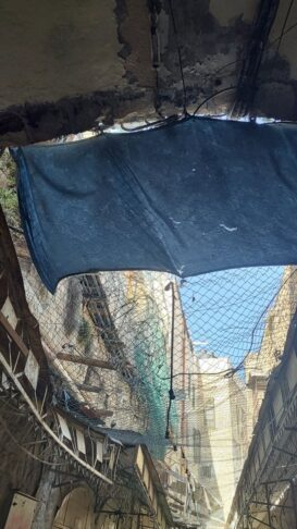 Emmaneule Pizzolo: Pripoved iz Palestine 7 Mreža nad tržnico v Hebronu – z njo se poskušajo zaščititi pred stvarmi, smetmi in kamni, ki jih izraelski naseljenci mečejo nanje z višjih nadstropij.