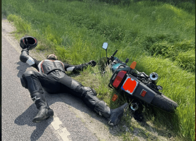 V jarku ob cesti našli neodzivnega motorista: Ni mu bilo pomoči 2 motorist