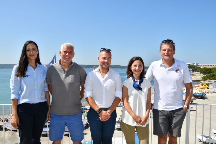 Zigo Margon Poletti Domazet Barker novinarska konferenca pred svetovnim prvenstvom v razredu Optimist foto Rok Sorta