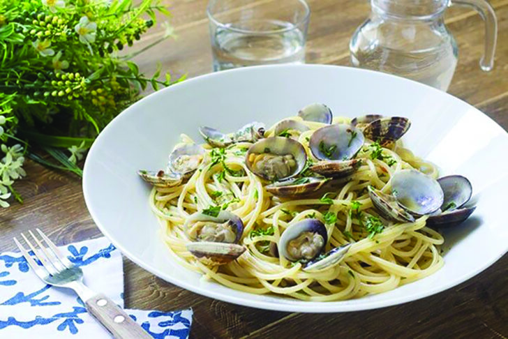 POLETNI RECEPT, KI DIŠI PO MORJU: Pašta z vongolami na belo