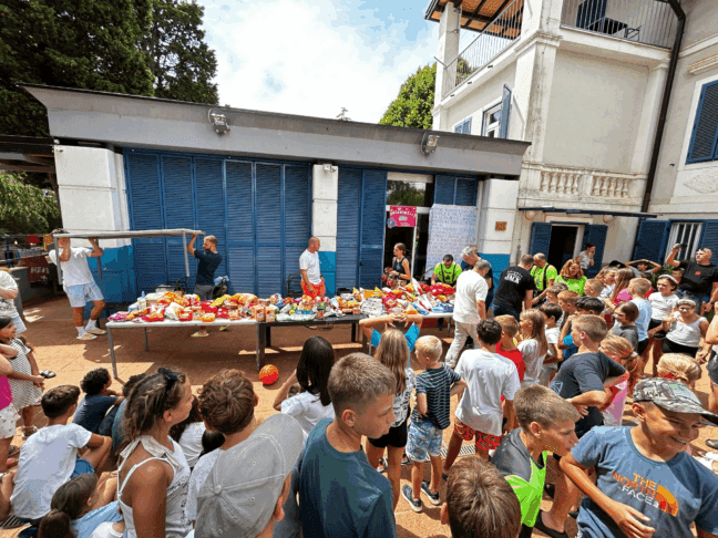 Člani skupine Tricikl Ljubljana presenetili otroke v Zambratiji (foto) 2 tricikl
