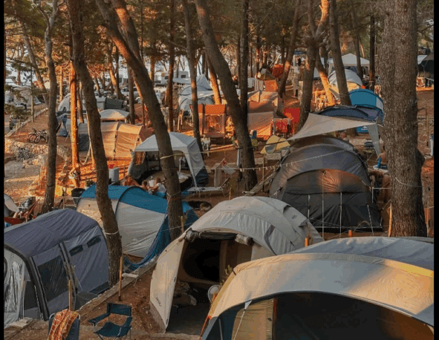 Inšpekcija zaprla kamp na Hvaru: Goste mečejo na cesto! 2 kamp