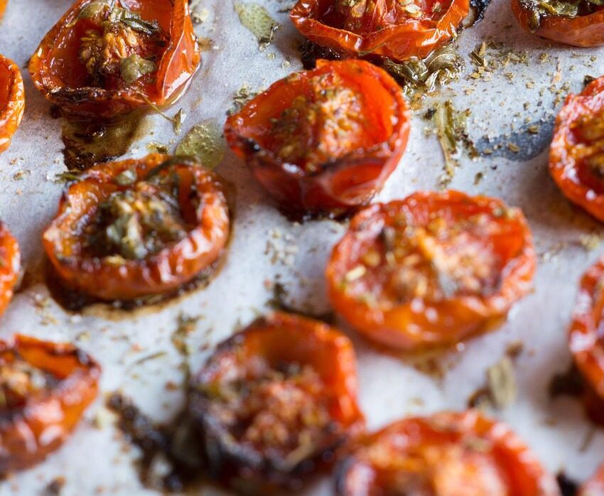 Zapečeni paradižniki z mediteranskim pridihom recept kulinarika poletje