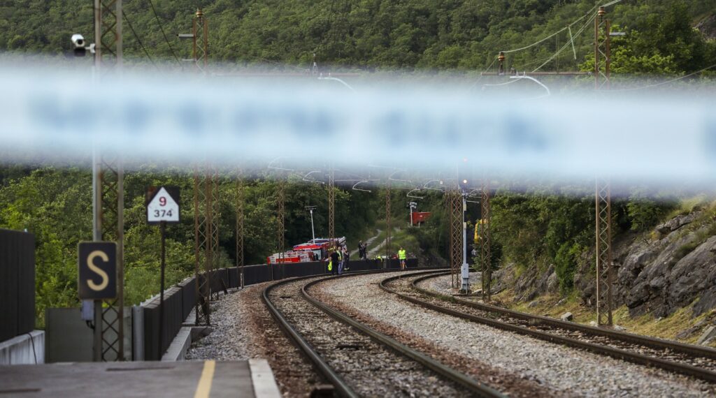 Po iztirjenju vlaka delno stekel promet 5 vlak