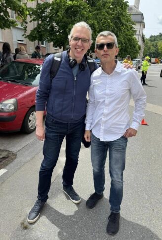 film belo se pere na devetdeset