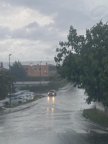 Vozite previdno, na cesti je veliko vode (FOTO/VIDEO) 2 515438095 1541961096966336 7875808585204547121 n