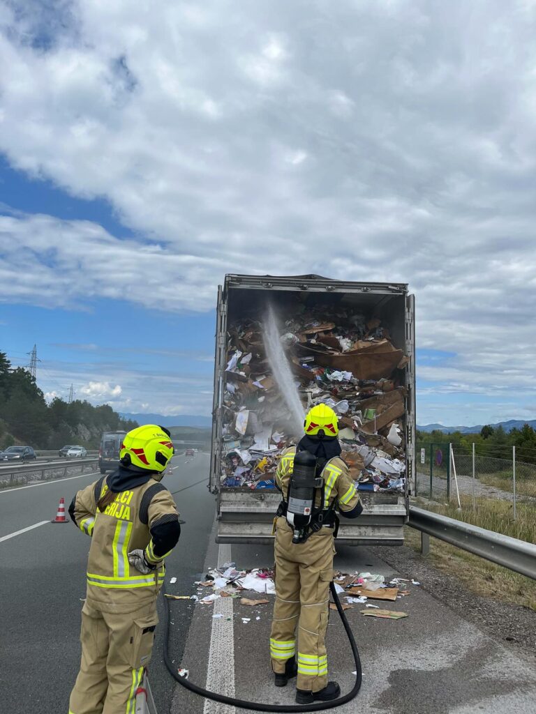 Gasilci ure in ure gasili tleči tovor 3 papir tleči tovor