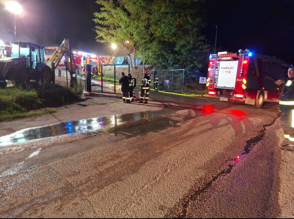 V Zbirnem centru Dragonja zagorela odpadna embalaža (FOTO) 2 IMG 7673
