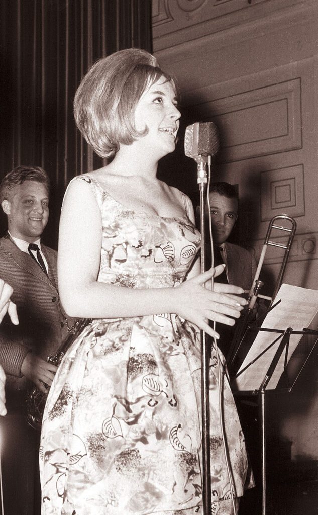 Umrla je legendarna hrvaška pevka Gabi Novak 5 Koncert orkestra Nikice Kalodjere s pevci v Mariboru Gabi Novak 1961 2