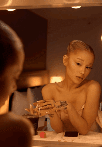 Najbolj trendi poletni nohti (VIDEO) 3 Posnetek zaslona 2025 08 01 131353