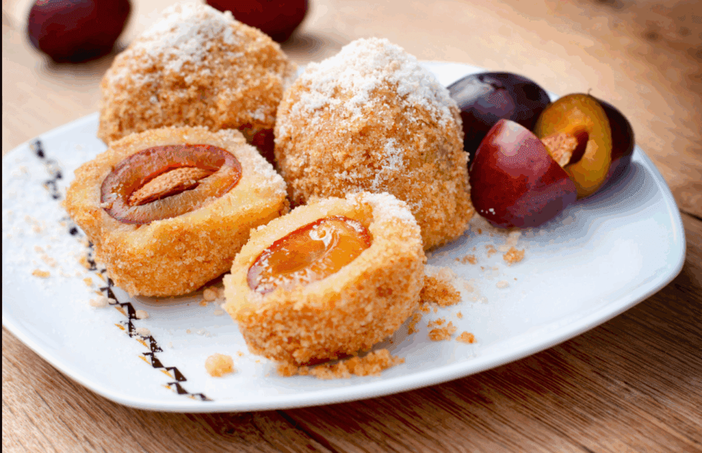 Recept za slivove cmoke, ki čisto vsakič uspejo 3 slivovi cmoki